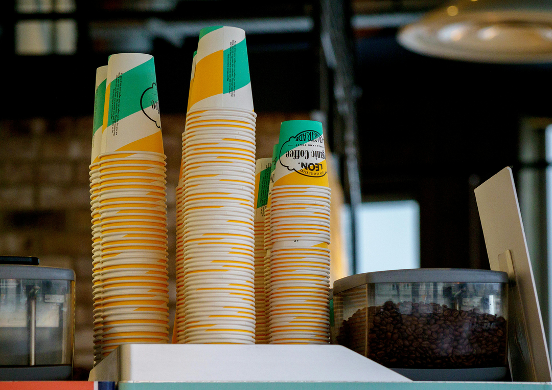 Branded stack of coffee cups // branded coffee cups, branded cups