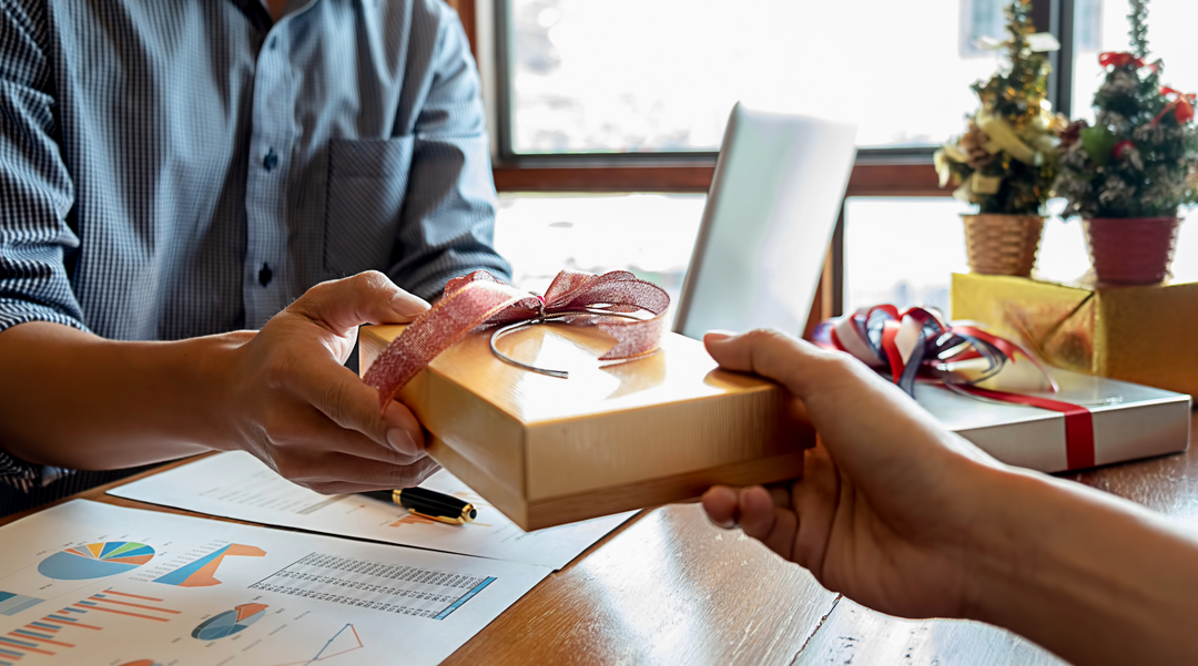 Handing over employees corporate gifts - company gift ideas for employees - corporate gifts
