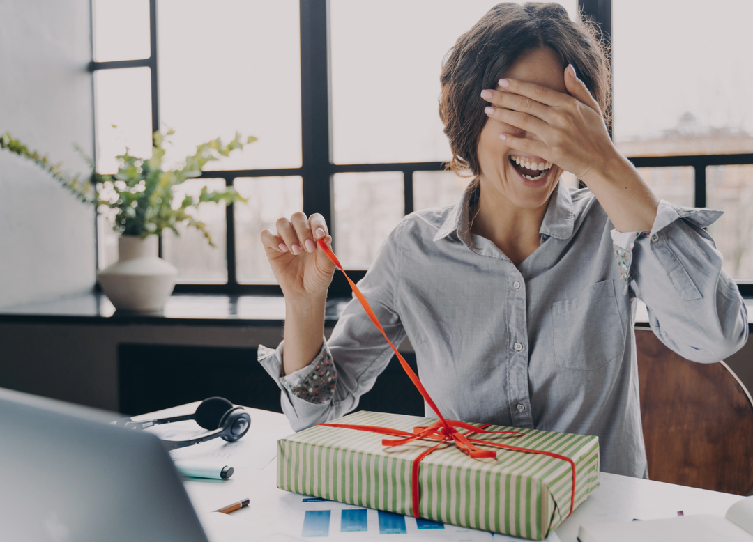 How to Make Employees Feel Good at Work with Personalised Gifts