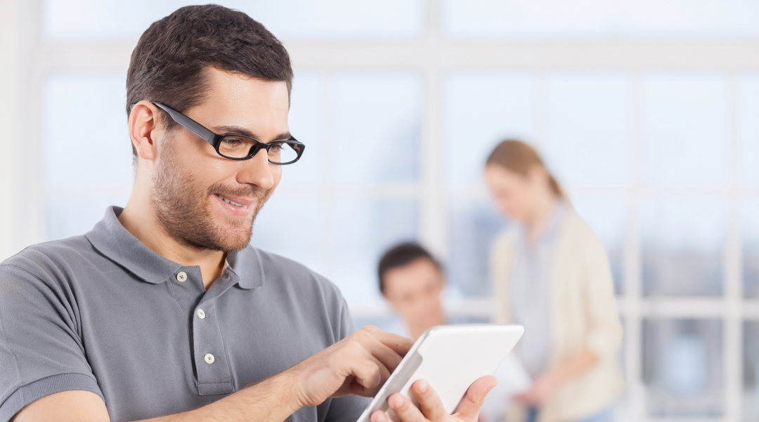 Man wearing grey golf shirt n office - golf shirts - corporate golf shirts