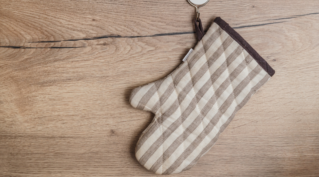 Oven mitt hanging up on wall - oven mitt - corporate gift set