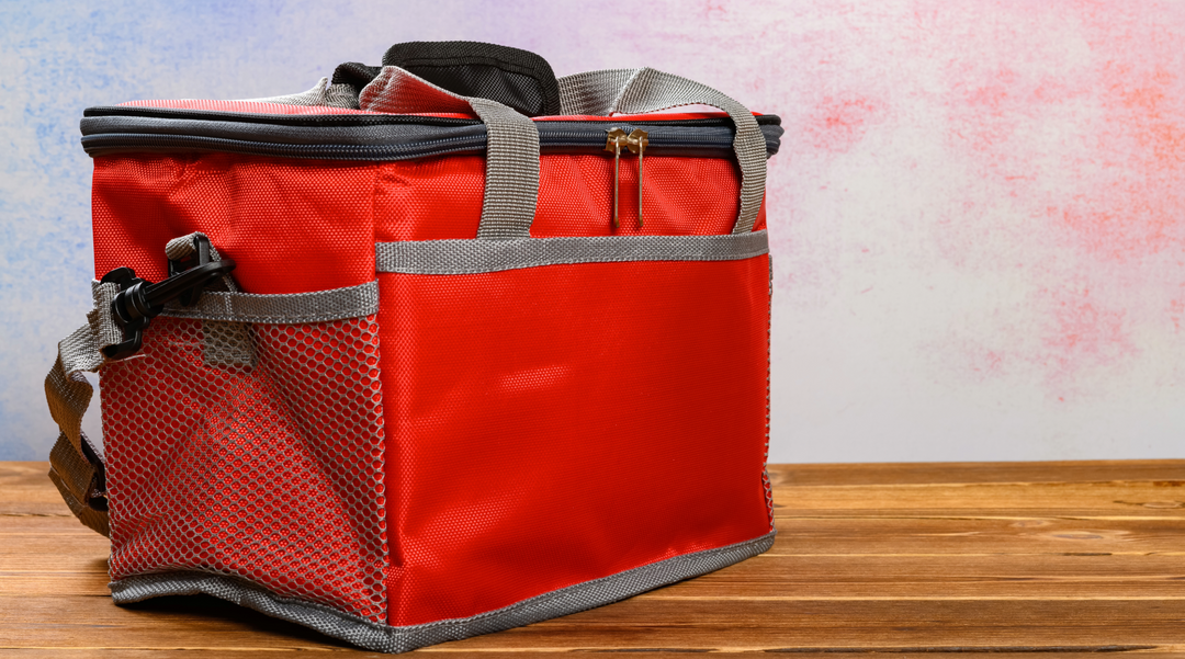 Red lunch bag on table - Lunchbag - lunch bag