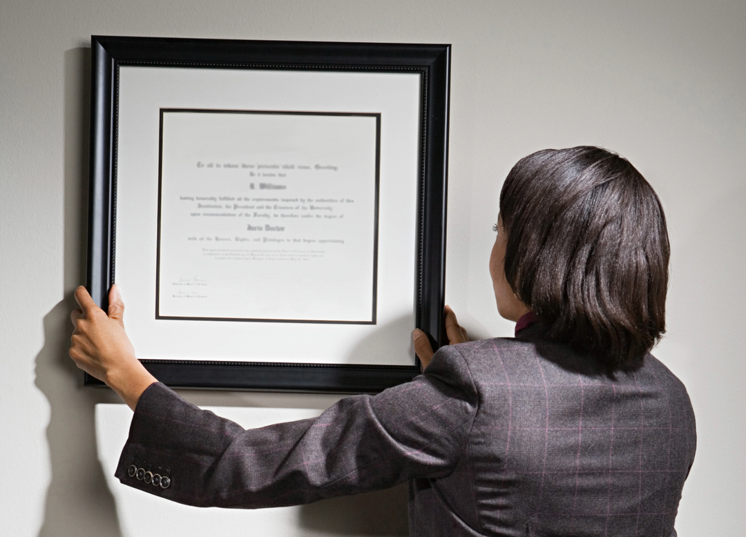 How Businesses Can Maximise the Impact of Their Corporate Gifting with Stylish Certificate Frames