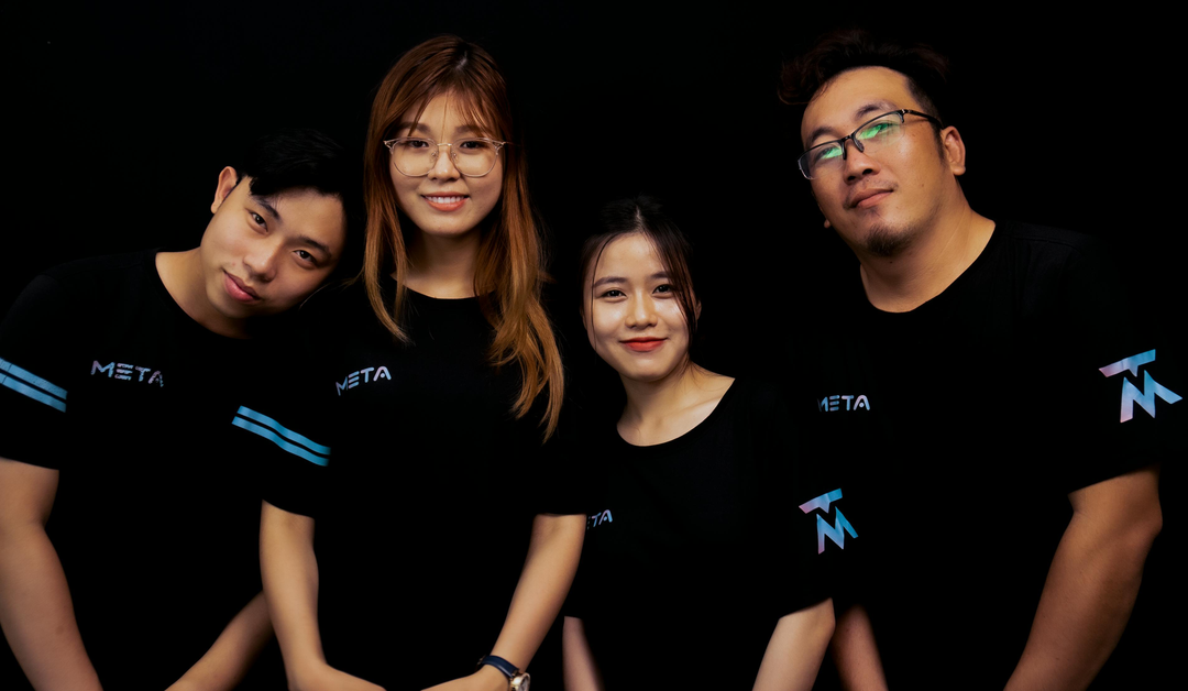 Team in same shirts // t shirt printing, tshirt printing